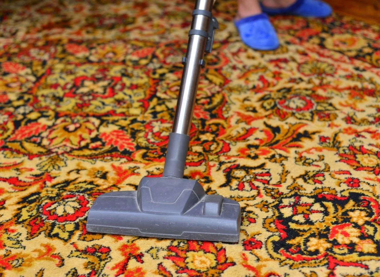 Czyszczenie dywanu powinno poprzedzić solidne odkurzanie.