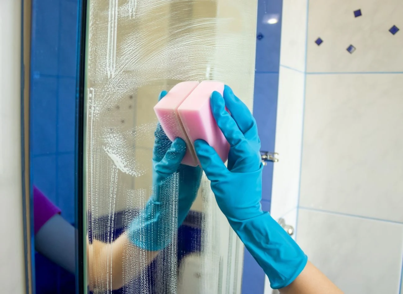 Pielęgnacja lustra to nie tylko mycie. Trzeba z nich również regularnie ścierać kurz.