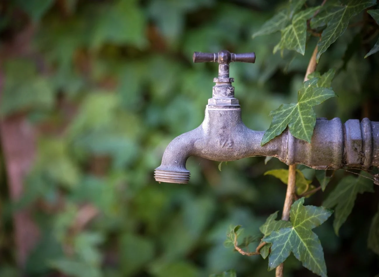 Skutkiem zamarznięcia wody w kranie ogrodowym może być pęknięcie rur.