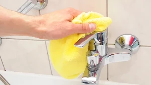 Chromowane elementy w łazience wymagają regularnej pielęgnacji. Sprawdź, czym je czyścić.