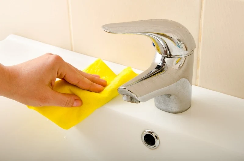 Chromowane elementy w łazience można wyczyścić za pomocą składników, które mamy pod ręką