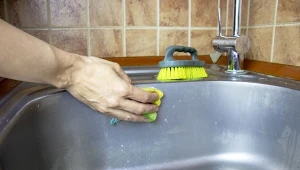 Dzięki domowej paście twój zlew będzie czysty i błyszczący. Koniecznie wypróbuj ten trik.