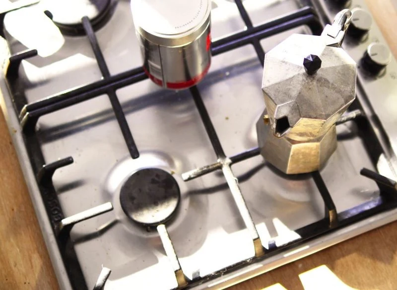 Podczas gotowania, smażenia, parzenia kawy w kawiarce warto uważać, by nic nie wykipiało
