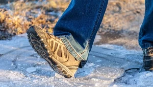 Jak odśnieżać kostkę brukową? Spróbuj w tym roku zadziałać, zanim śnieg i lód utrudnią dostanie się do domu.