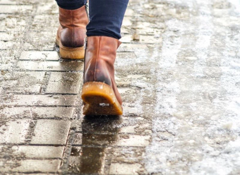 Posypywanie chodnika i ścieżek ogrodowych solą drogową to ryzykowne rozwiązanie