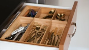 Zaśniedziałe sztućce można wyczyścić domowymi sposobami. Szybko odzyskają dawny blask.