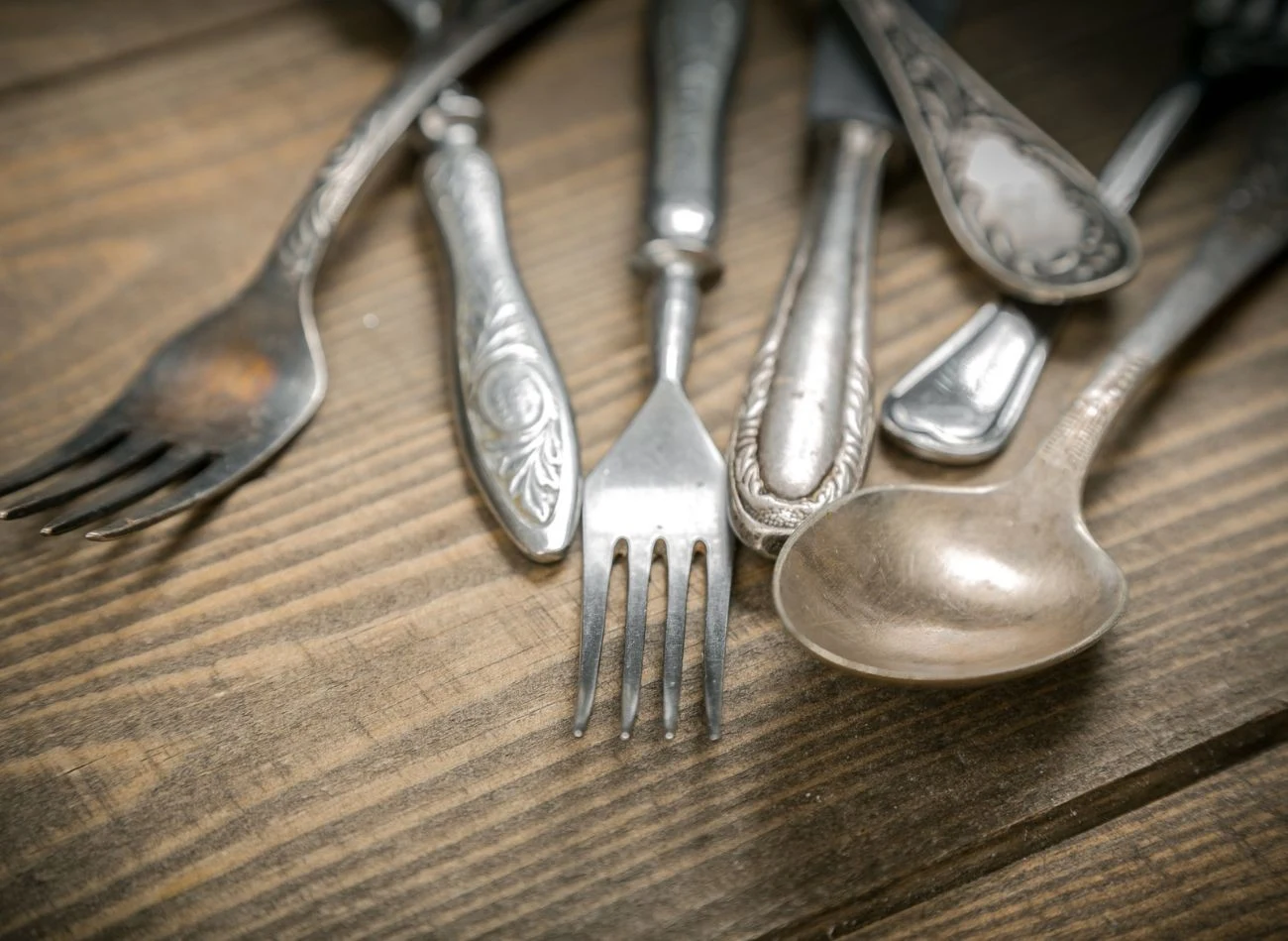 Srebro ciemniej pod wpływem różnych reakcji chemicznych, które zachodzą podczas ich używania.