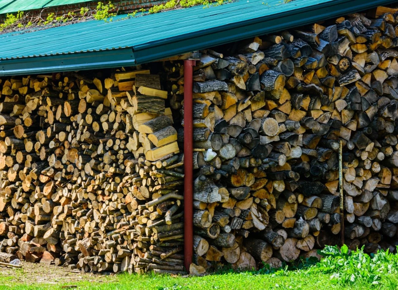 Sezonowanie drewna trwa od roku do dwóch lat, a do jego przechowywania potrzebne jest zadaszone miejsce.