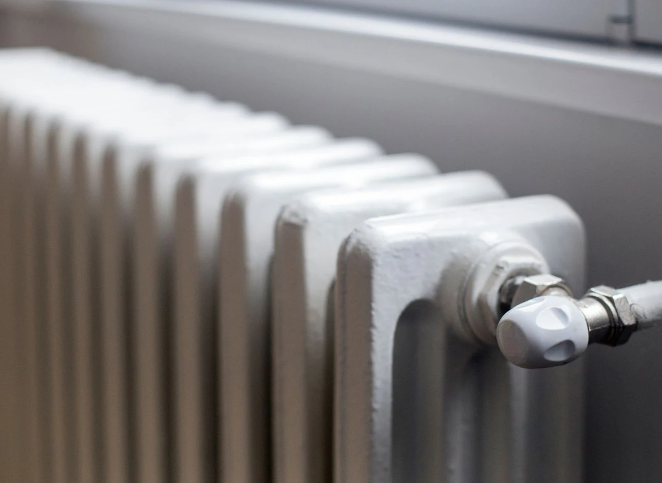 Sposobem na oszczędzanie energii cieplnej w domu jest odsłonięcie kaloryferów Fot