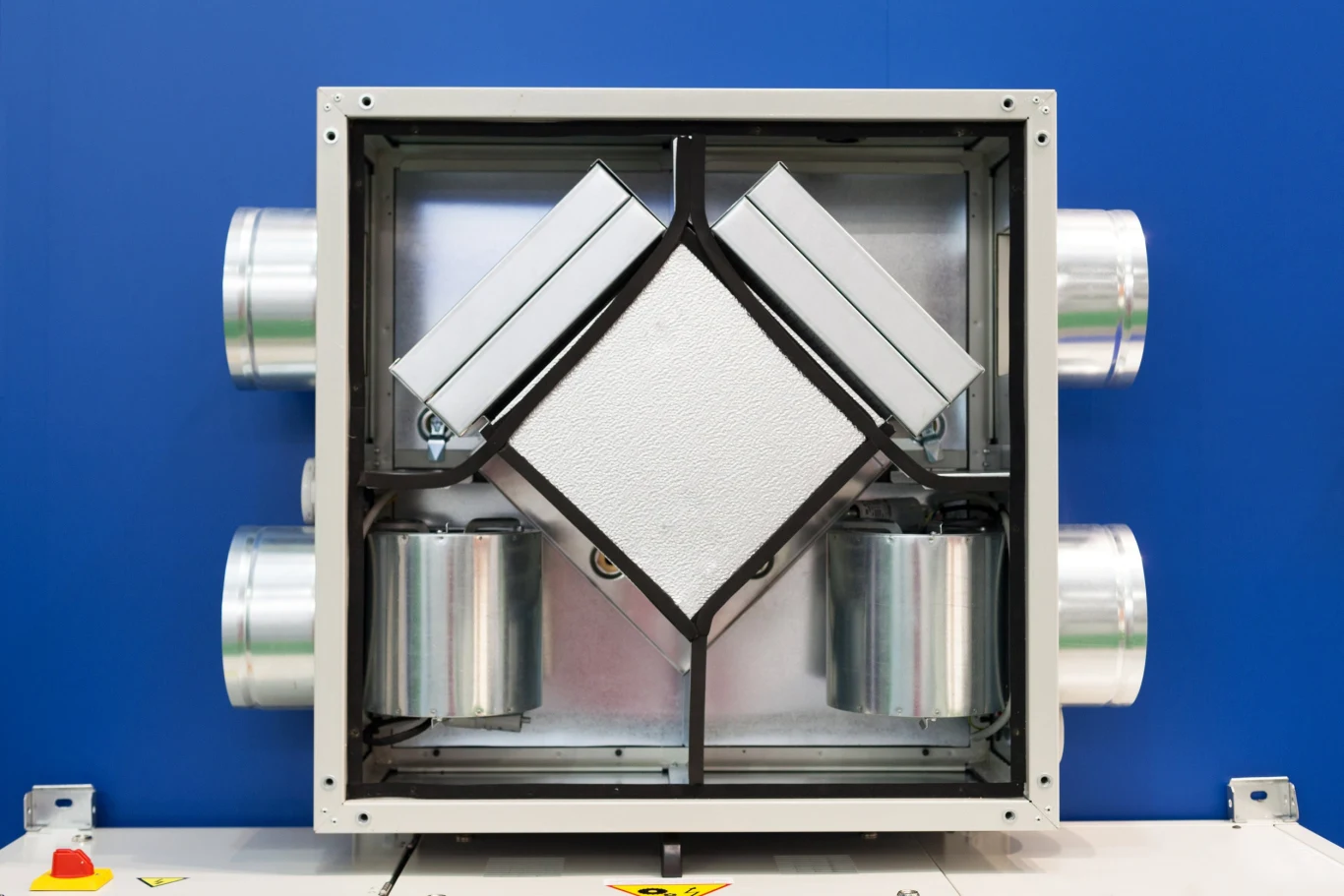 Aby oszczędzać ciepło i zmniejszyć rachunki za ogrzewanie warto rozważyć montaż rekuperatora Fot