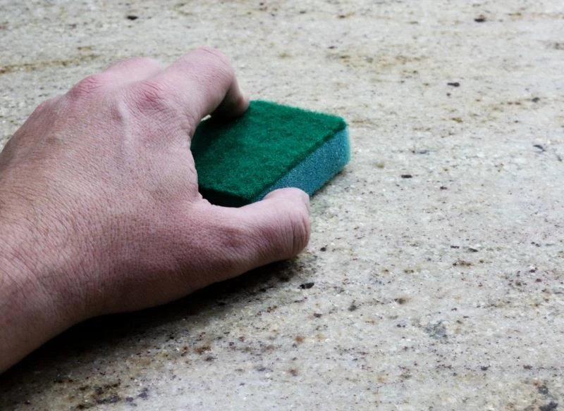 Zabrudzenia usuwamy z granitowego blatu od razu