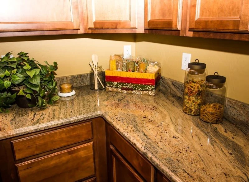 Blat z granitu jest niezwykle trwały, ale pewne czynności go niszczą