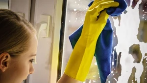 Poznaj sprawdzony sposób na mycie okien bez smug. Będą lśnić czystością.