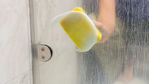 Jak usunąć osad z mydła i uporczywe zacieki po nim? Nie potrzeba do tego detergentów.