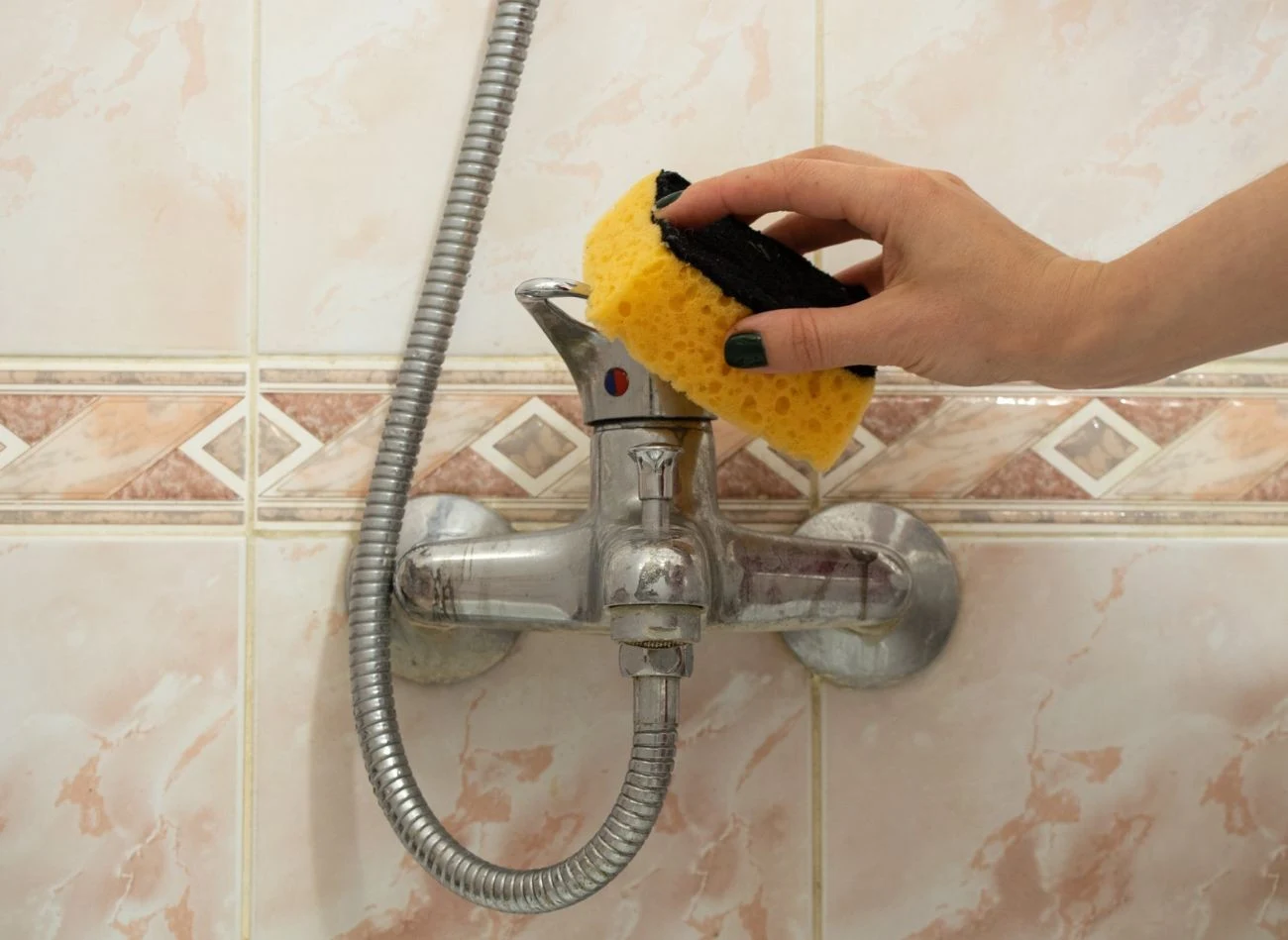 Osad z mydła można szybko wyczyścić z pomocą domowej pasty