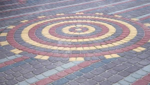 Chcesz odświeżyć kostkę brukową? Możesz ją pomalować.