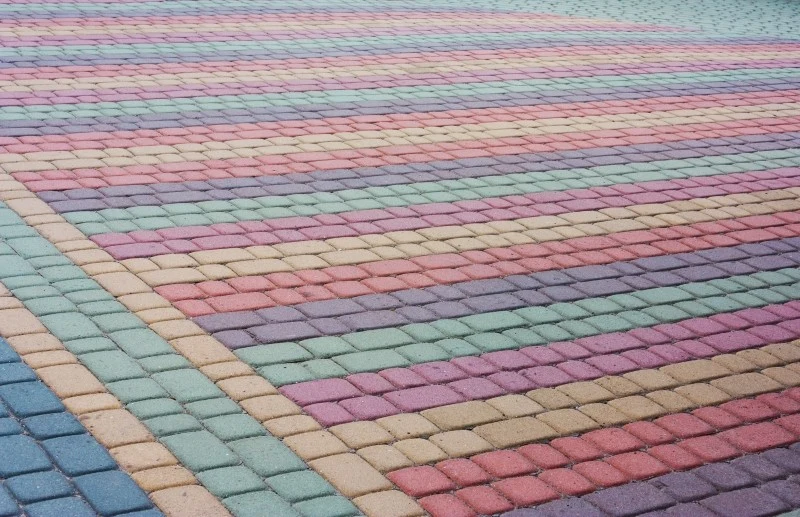 Malowanie kostki brukowej to świetny sposób na odświeżenie jej wyglądu