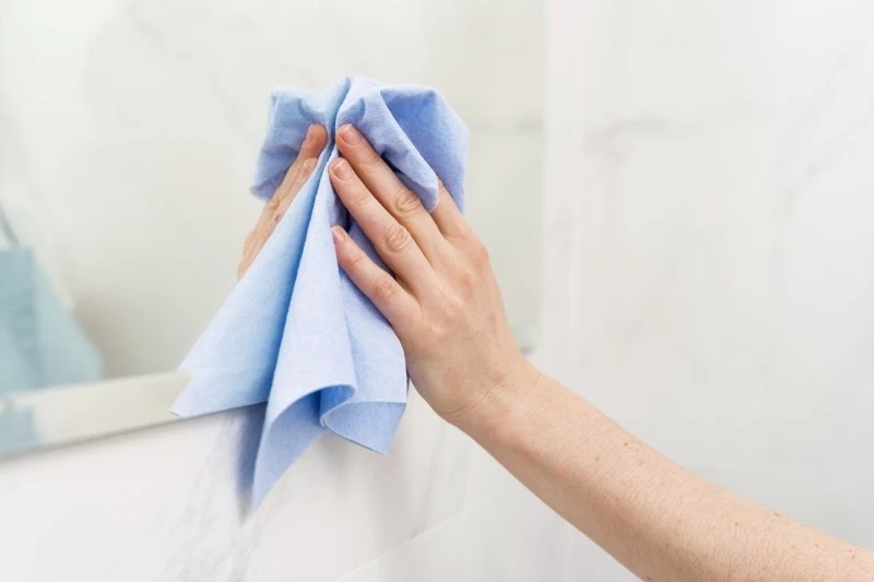 Regularne czyszczenie luster to ważny aspekt utrzymania ich blasku i estetyki