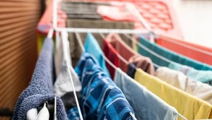 Dlaczego ubrania wyciągnięte z pralki mają nieprzyjemny zapach? Jak temu zaradzić?