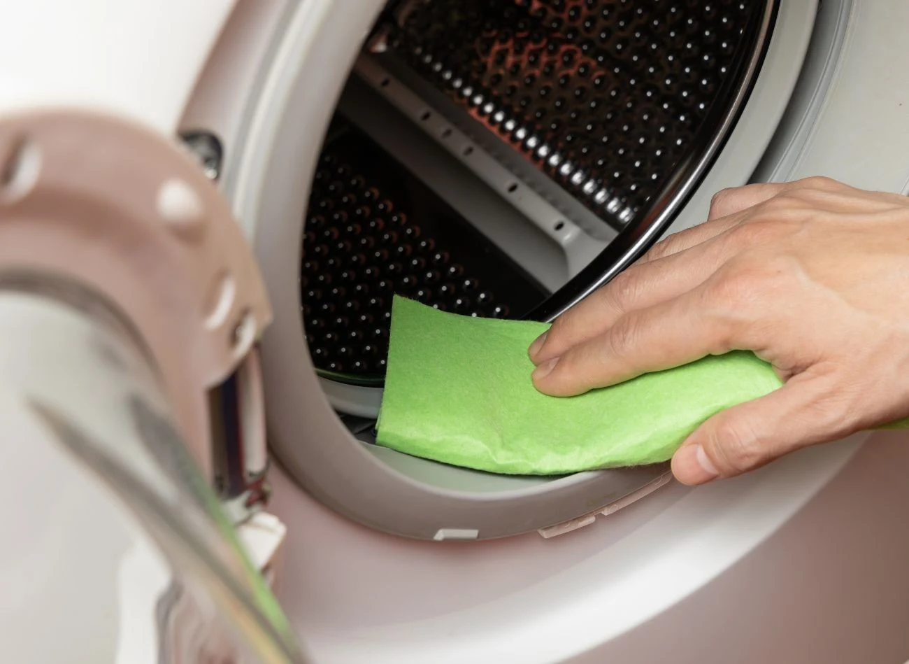 Regularne czyszczenie pralki ma wpływa na jakość prania.