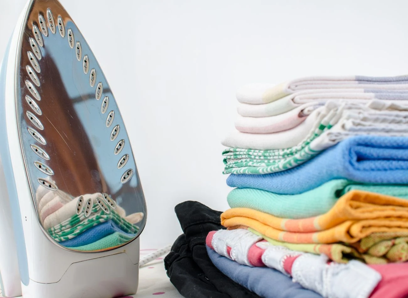 Stosowanie krochmalu w sprayu podczas prasowania znacznie je ułatwia