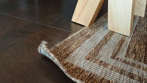 Jak wyprostować dywan? Znalazłam sposób na zagięcia narożników, które psuły cały dekoracyjny efekt./deccoria.pl