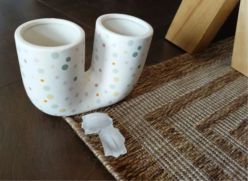 Wystarczą dwie kostki lodu i coś ciężkiego, do utrzymania kształtu narożnika