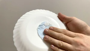 Poznaj domowe sposoby, dzięki którym szybko i skutecznie usuniesz naklejkę ze szkła./Deccoria.pl