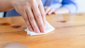 Zarysowania na meblach można usunąć domowymi sposobami. Sprawdź, jak to zrobić.