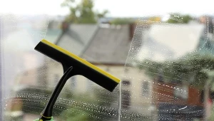 Podpowiadamy, jak myć okna, żeby nie było smug.