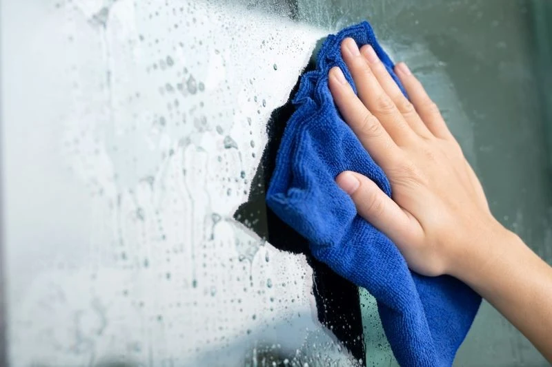 Ściereczka z mikrofibry lepiej nadaje się do mycia szyb niż ręcznik papierowy