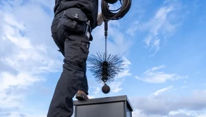 Kto ma obowiązek regularnie wykonywać przegląd kominiarki i co grozi za jego brak?