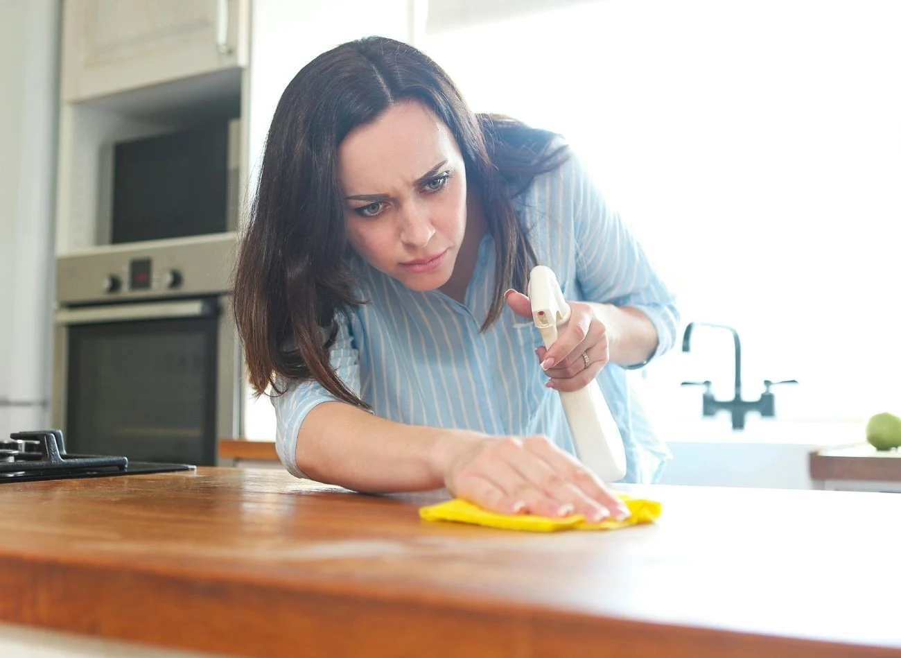 Warto zrobić płyn do sprzątania kuchni z olejkiem lawendowym. Nie tylko czyści powierzchnie, ale też i odkaża je.