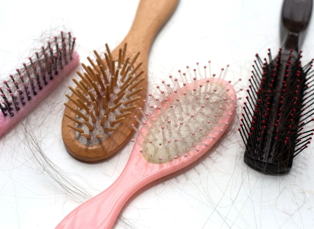 Olejek eukaliptusowy pomoże w czyszczeniu i dezynfekcji szczotek do włosów i grzebieni.