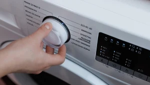 Poznaj domowy sposób na odświeżenie pralki, dzięki czemu będzie jak nowa.