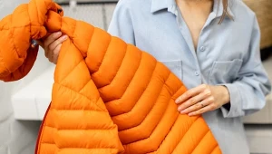 Odświeżanie zimowych ubrań nie zawsze oznacza ich pranie. Jak przywrócić świeżość długo przechowywanej odzieży sezonowej?