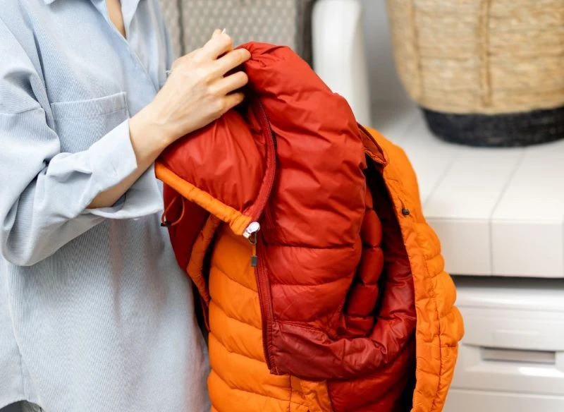 Zanim wybierzesz kurtkę, sprawdź, co napisano na metce, by jej nie zniszczyć lub nie pozbawić jej określonych właściwości