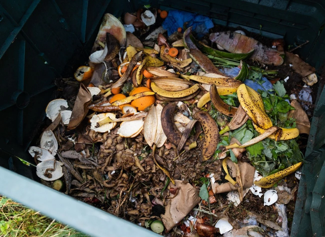 Jesienią trzeba wypełnić i przykryć kompostownik, aby go zaizolować.