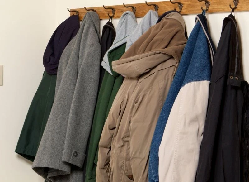 W czasie sezonowego użytkowania odzieży staraj się przechowywać noszone kurki obok siebie zamiast jedną na drugiej, zachowując w ten sposób przestr...