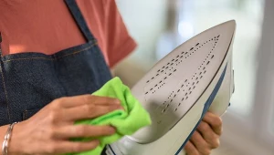 Jak często trzeba odkamieniać żelazko? Wielu z nas robi to zdecydowanie za rzadko.