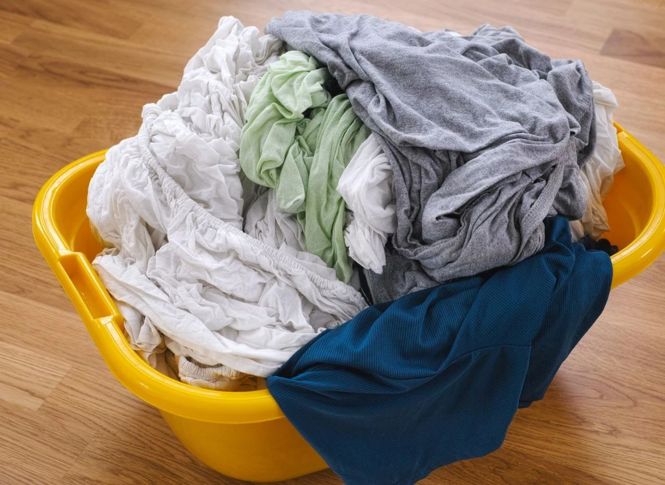 Długie namaczanie pranie pozwala nie tylko usunąć brud i plamy.