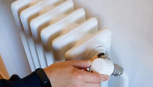 Pasożytnictwo cieplne to zjawisko, które nie znika. Jak sprawiedliwie rozliczać ciepło w budynkach?