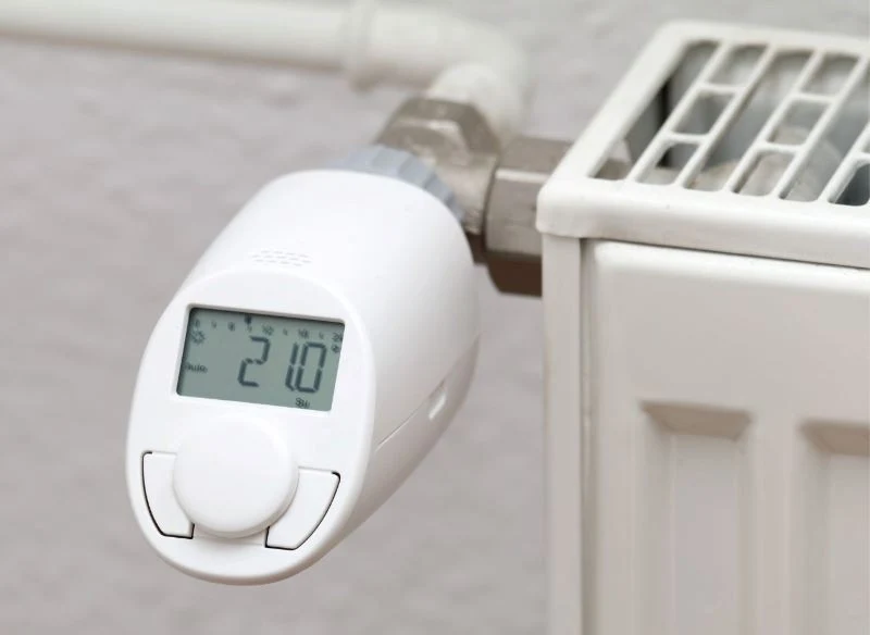 Minimalna temperatura zalecana w mieszkaniach wynosi 20°C, jednak za optymalną wartość uznaje się 21°C