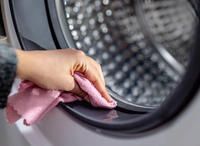 W uszczelkach pralki często gromadzi się brud i pleśń