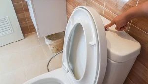 Podpowiadamy, jak pozbyć się kamienia i żółtych zacieków z toalety.