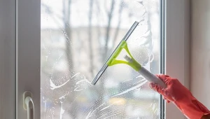 Jak często trzeba myć okna? Odpowiedź nie jest taka prosta.