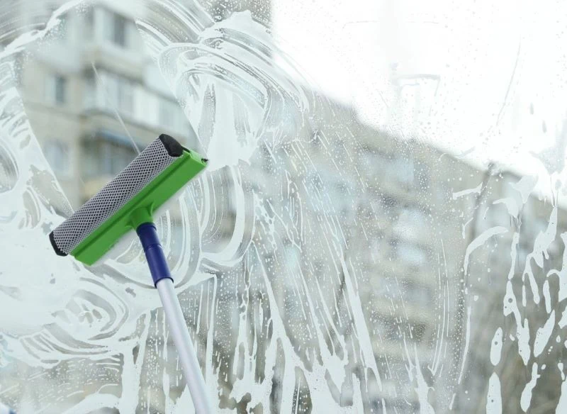 Zastanawiasz się, jak najlepiej myć okna zimą