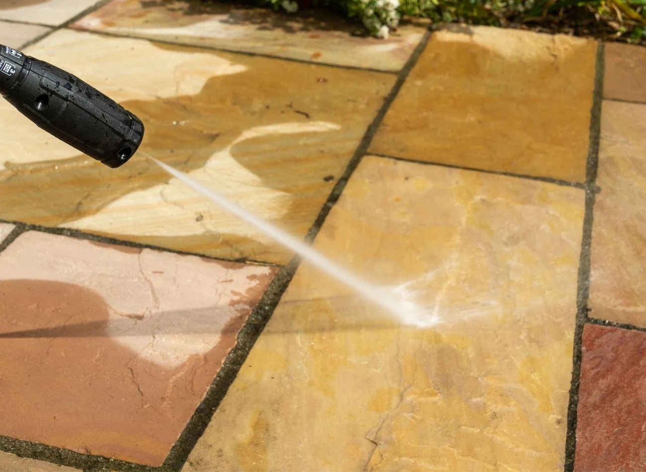 Myjka ciśnieniowa rozprawi się z mchem i usunie brud.