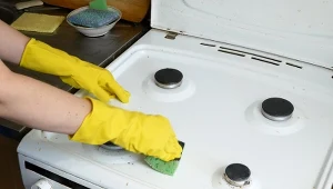 Poznaj najlepsze domowe sposoby, dzięki którym wyczyścisz kuchenkę gazową.