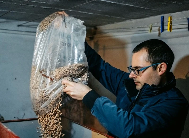 Pellet ma wysoką wartość opałową, dlatego zapewnia efektywne ogrzewanie domu